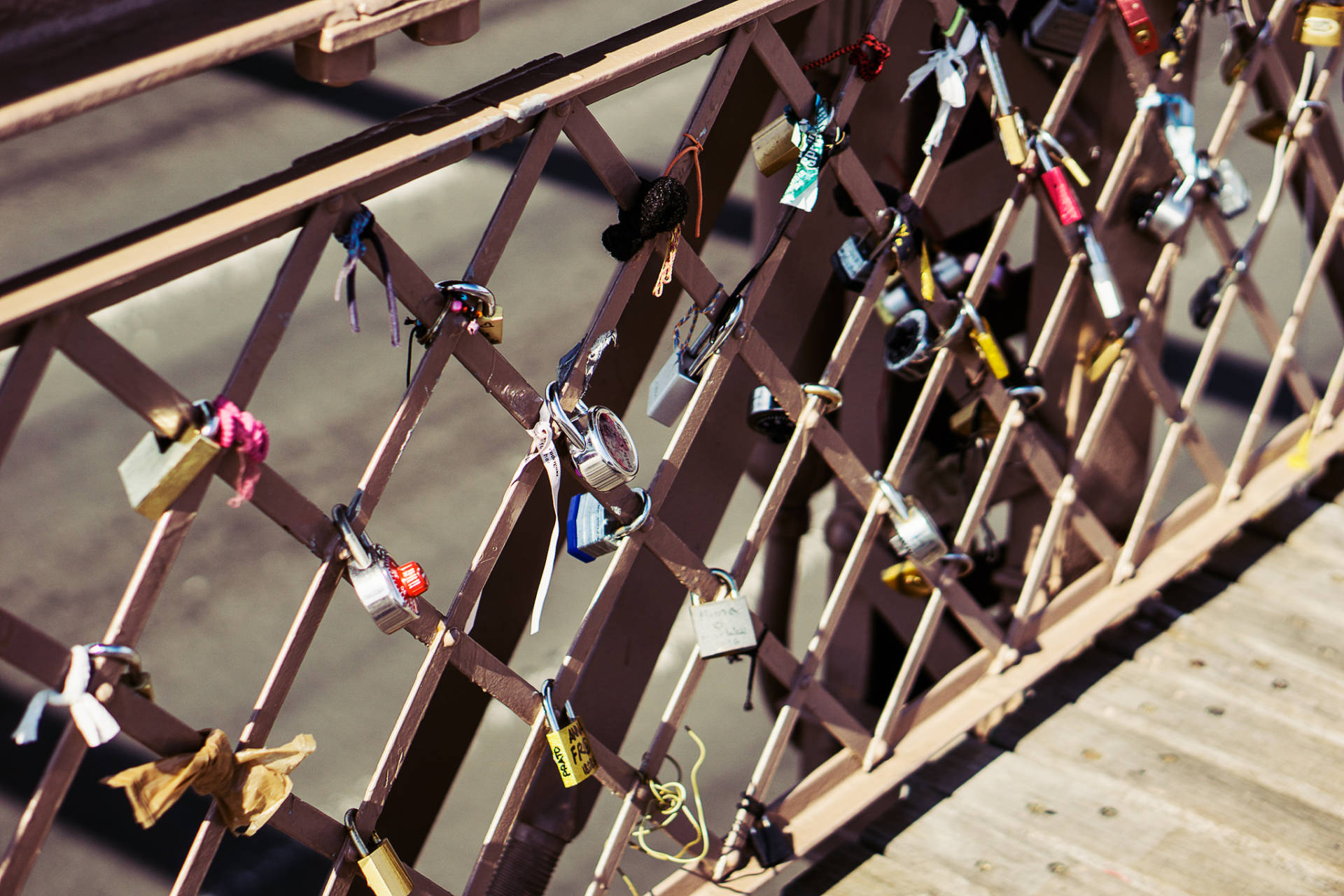 locks-on-the-brooklyn-bridge-nyc