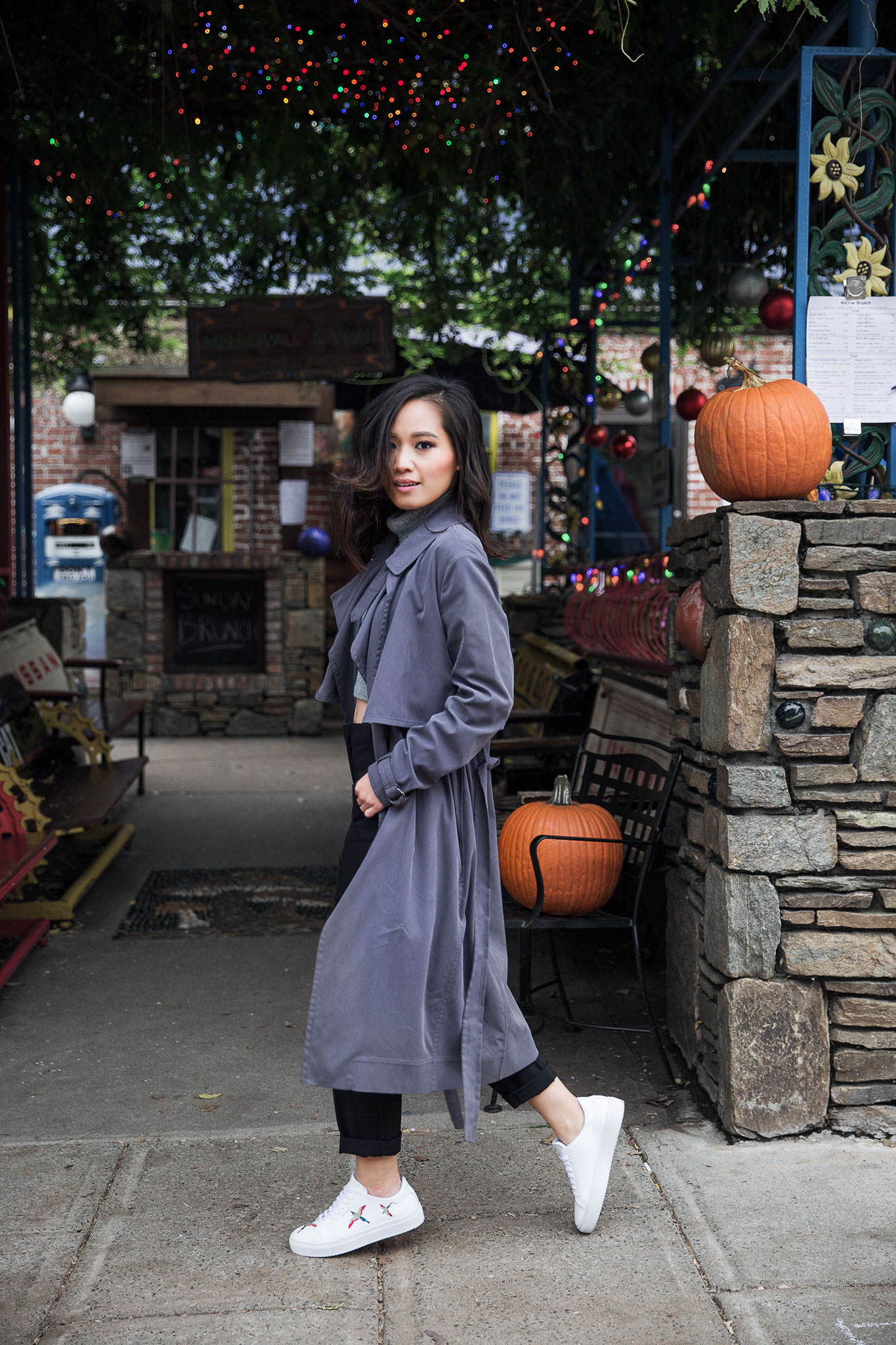 what to wear for a photoshoot - white sneakers and duster coat | le-jolie.com