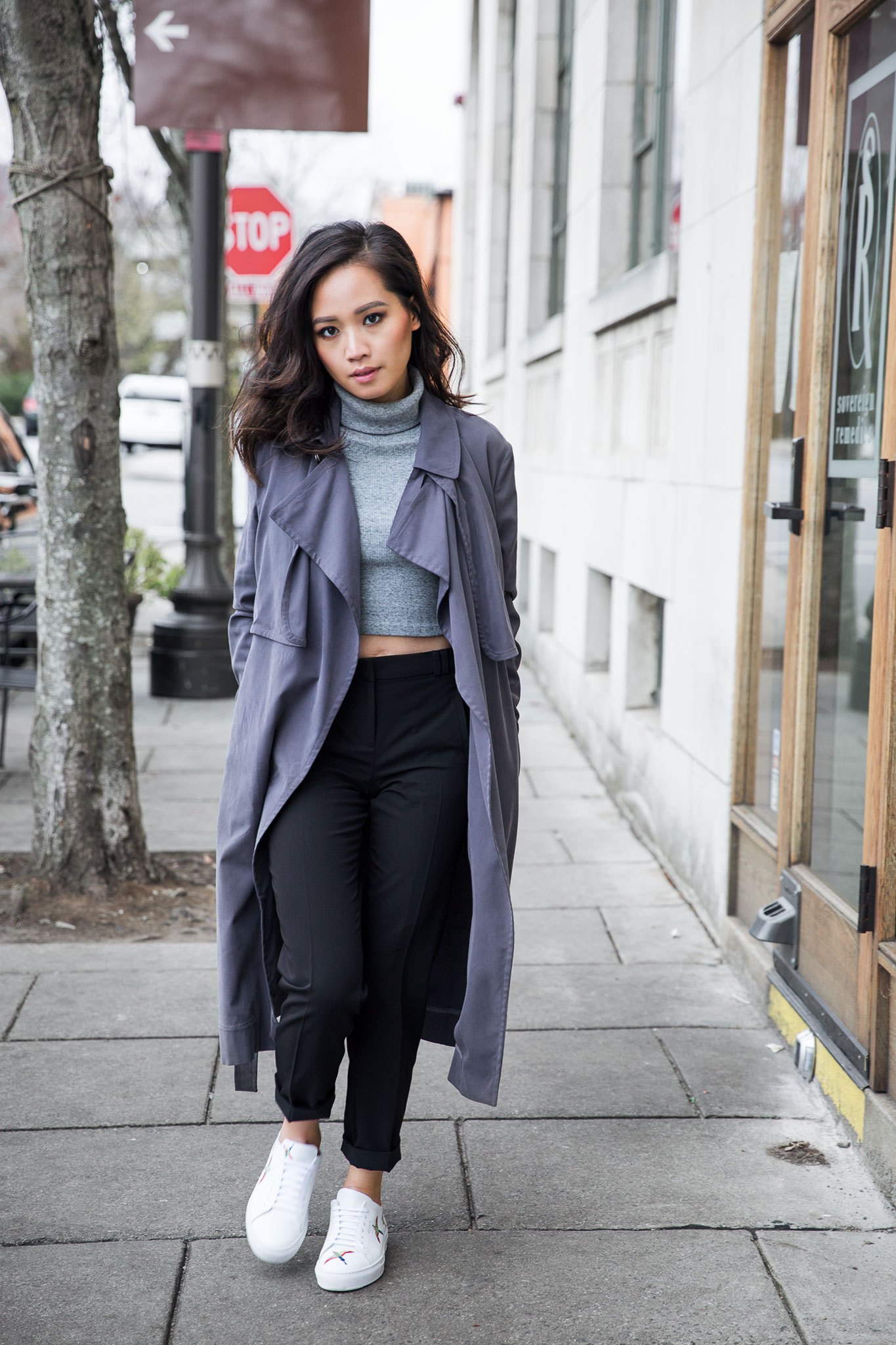 gray turtleneck outfit with white sneakers | le-jolie.com